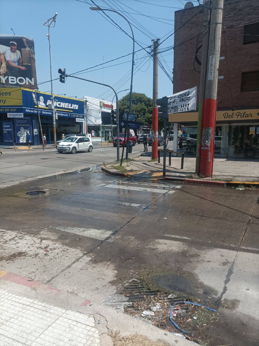 CumplidoRodrigo's tweet photo. Otra vez más San Martin es un río de mierda.
No sé si estas aguas danzantes son parte de los adornos de la plaza o un foco de infección para los niños que juegan en ella.
@JDViola
@MuniCba https://t.co/PDgA0i9UR1