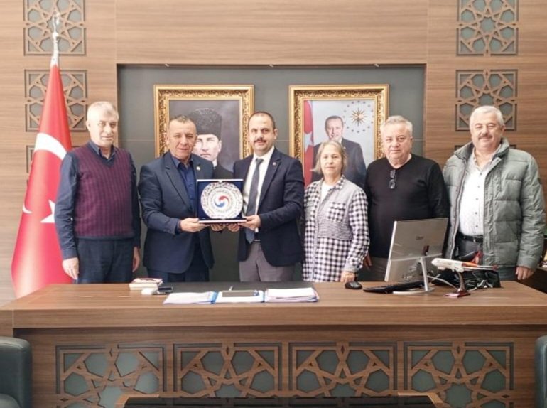 buyukmubadele's tweet photo. Büyük Mübadele Derneği yönetim kurulu başkanı Sabit Semiz ve yönetim kurulu üyeleri Çatalca Kaymakamı Sayın Erdoğan Turan Ermiş' i makamında ziyaret etti.
#catalca @TC_icisleri @TC_istanbul #kaymakam #mubadele #dernek #istanbul @sabitsemiz https://t.co/61f2UWC2tB