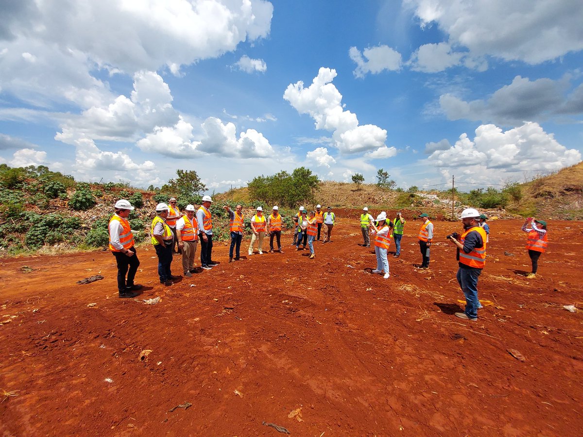 ➡️ Durante la visita, se interiorizó sobre los avances en los procesos de disposición final, las medidas de control ambiental y los esfuerzos por fomentar la sostenibilidad en la ciudad.