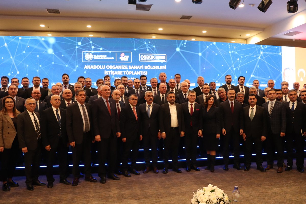 Osbuk_org's tweet photo. Sanayi ve Teknoloji Bakanı @mfatihkacir , OSBÜK Başkanı @MemisKutukcu , Anadolu şehirlerindeki 309 OSB’nin Başkan ve Bölge Müdürlerinin katılımıyla Anadolu OSB'leri İstişare Toplantısı düzenlendi.

Yoğun  katılımla gerçekleştirilen toplantıda 1.7 milyon kişiye doğrudan istihdam sağlayan Anadolu’daki OSB’lerin talep ve sorunları istişare edildi.

🔗 https://t.co/UkpUI9SqNI