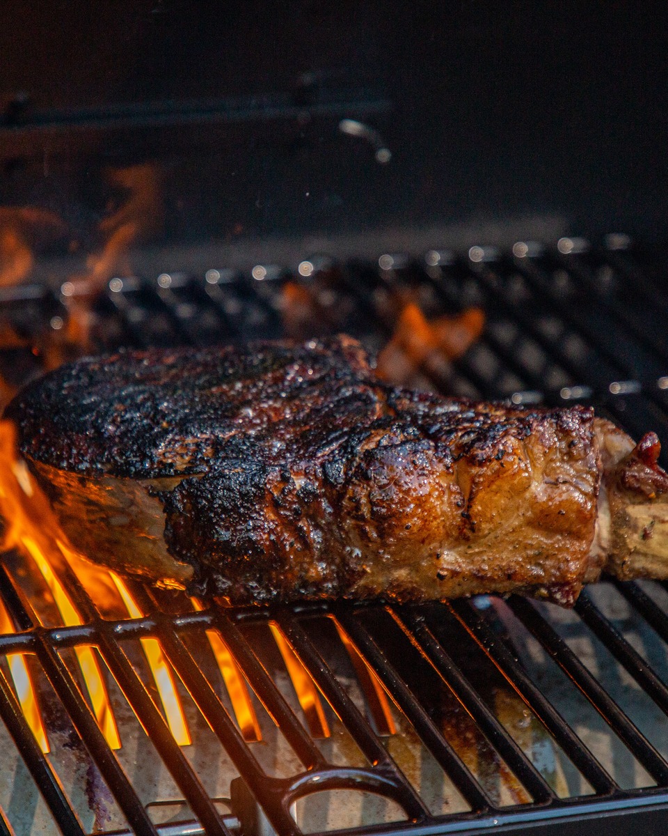 LouisianaGrills's tweet photo. It’s good to be king or to at least treat yourself like one. Try a bone-in grilled tomahawk steak seasoned with our and topped with rosemary garlic butter sauce. 🥩

Full recipe - Click the link in our bio 🔗

#recipie #foodie #explorefood #pelletgrill #smoker #louisianagrills https://t.co/GoLewERazo