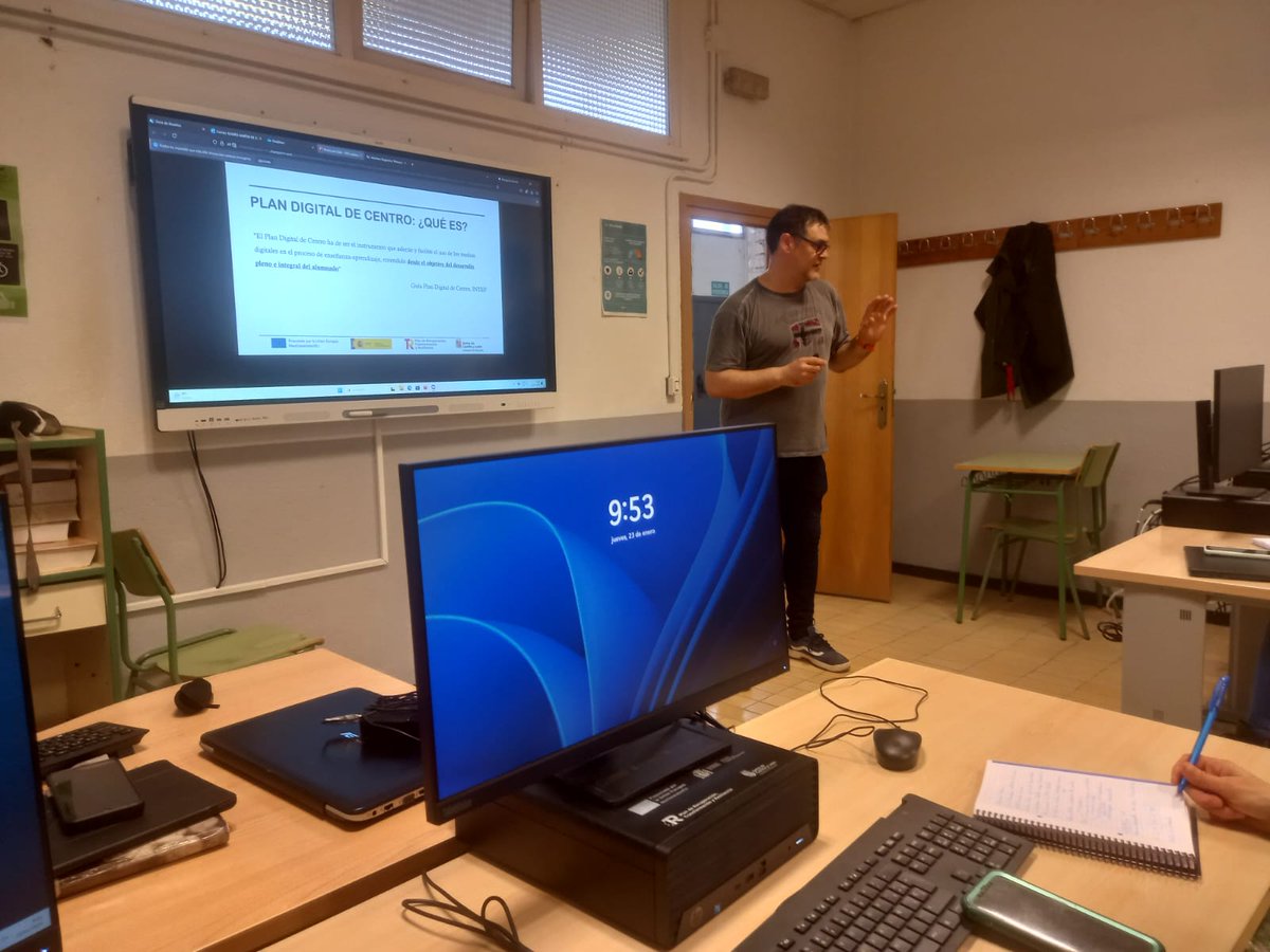 tecuribarri's tweet photo. Dentro de los seminarios que se deben impartir en los centros a los alumnos del #practicum de la @usal, hoy hemos trabajado sobre la importancia del proceso de certificación #CoDiCeTIC y la necesidad de un buen plan digital de centro. @educacyl https://t.co/R0NaWTCMJ8