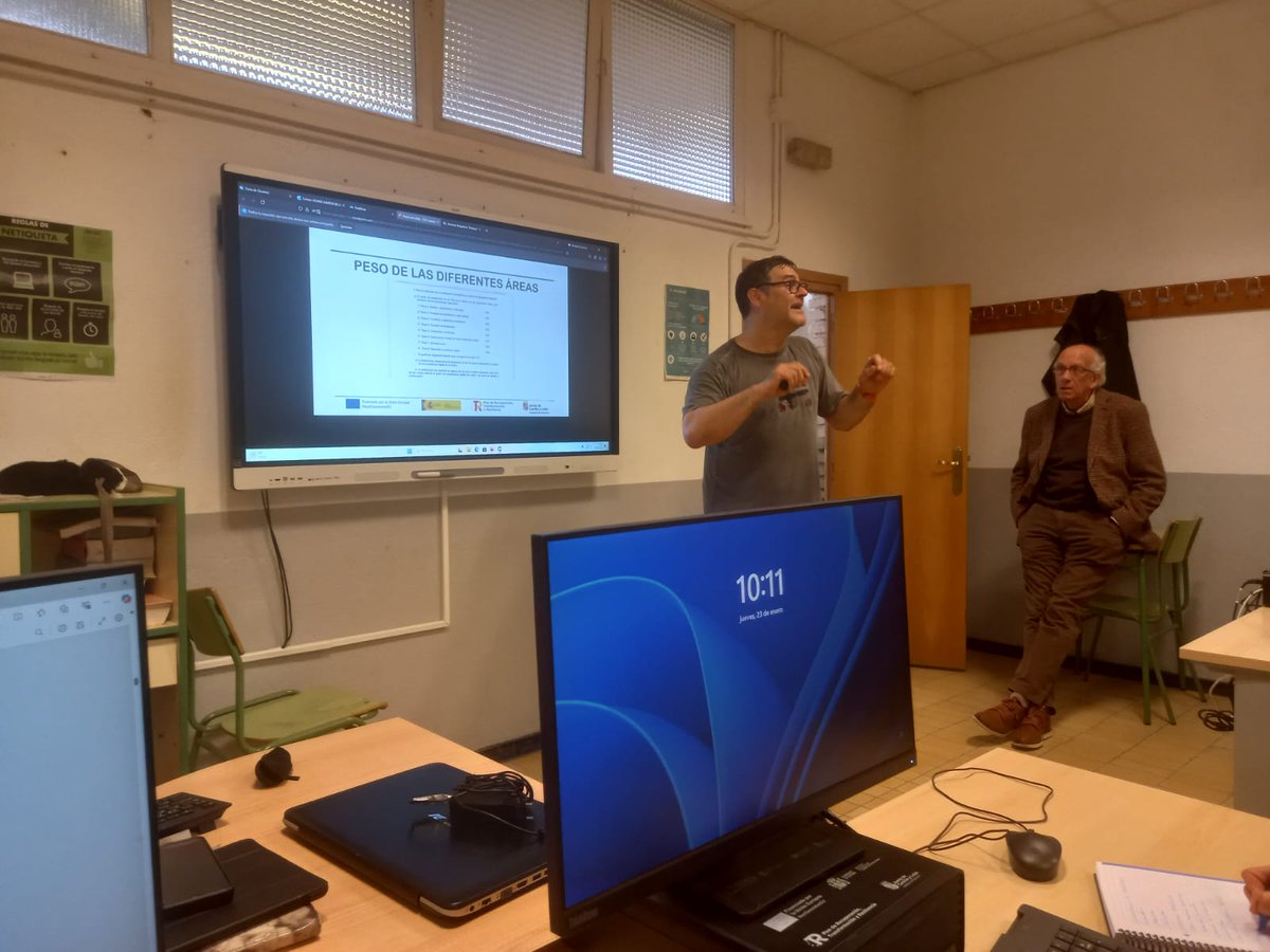 tecuribarri's tweet photo. Dentro de los seminarios que se deben impartir en los centros a los alumnos del #practicum de la @usal, hoy hemos trabajado sobre la importancia del proceso de certificación #CoDiCeTIC y la necesidad de un buen plan digital de centro. @educacyl https://t.co/R0NaWTCMJ8