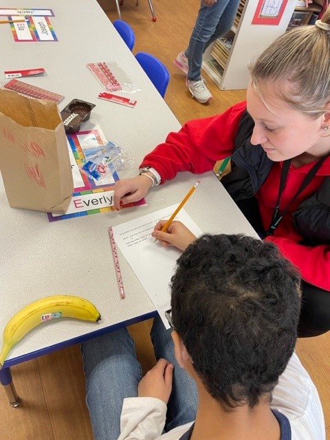 DebDrew0528's tweet photo. Quality tutoring is on the brain @nationalgridus Foundation this #ThoughtfulThursday and NY's Great South Bay YMCA @GSBYMCA is in focus. Foundation funds tutoring for 150 students a day through its After-School Tutoring program, held in 13 large classrooms. #NGFLovesGiving https://t.co/D61yxL8Zdp