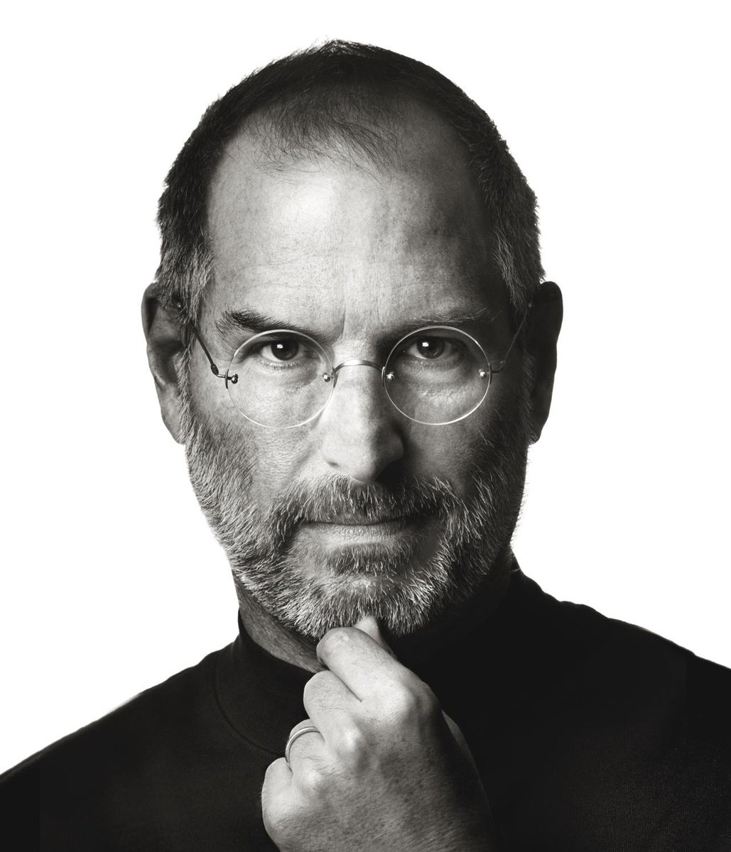 ThinkLikeMax's tweet photo. Steve Jobs et l’iPhone : Penser différemment.

En 2007, Jobs a révolutionné la technologie avec l’iPhone.

Il a combiné design, innovation et simplicité pour changer la façon dont on vit.

Leçon : Oser innover, même quand personne ne le comprend, est le secret du génie.

Illustration : Une main tenant un iPhone brillant au centre, entourée d’un monde noir et blanc symbolisant un monde "avant".