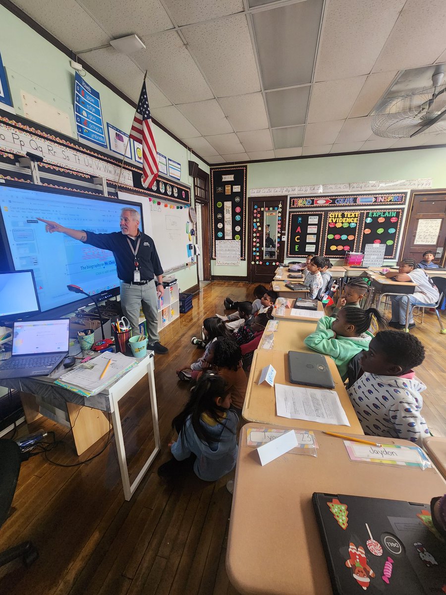 MsQuintana0's tweet image. Thank you @corneymcgee @HTSD_Tech for coming to #Greenwood today to teach the 3rd graders about Google Slides! We can&apos;t wait to start our biographies slidedecks now! @HTSD_Greenwood #technology #googleslides #biographyproject