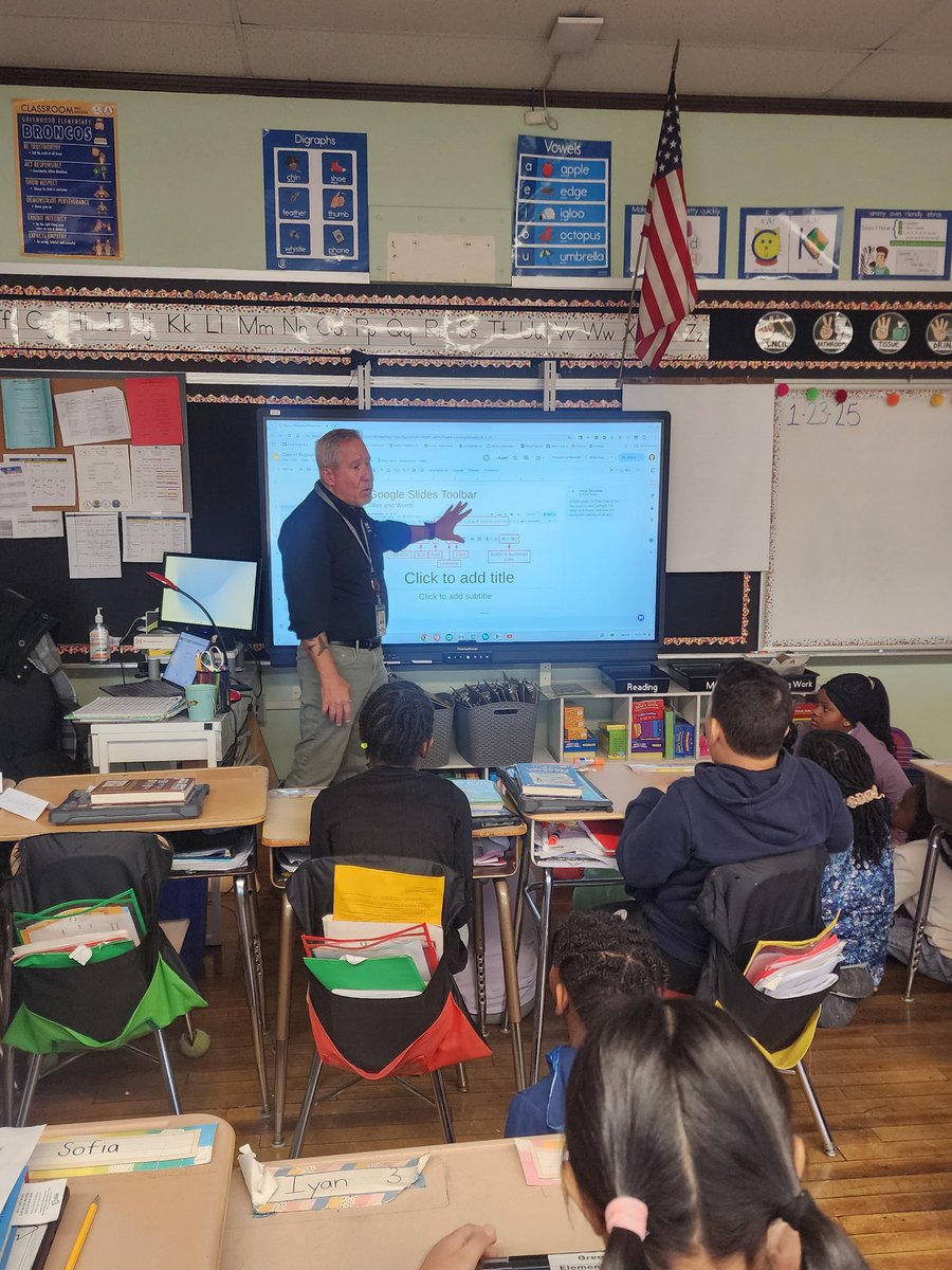 MsQuintana0's tweet image. Thank you @corneymcgee @HTSD_Tech for coming to #Greenwood today to teach the 3rd graders about Google Slides! We can&apos;t wait to start our biographies slidedecks now! @HTSD_Greenwood #technology #googleslides #biographyproject