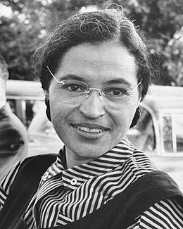 ThinkLikeMax's tweet photo. Rosa Parks dit "Non".

En 1955, Rosa Parks a refusé de céder sa place dans un bus.
Ce simple "non" a déclenché le mouvement des droits civiques.

Leçon : De petits actes de courage peuvent allumer les plus grands feux.

Illustration : Rosa Parks assise seule dans un bus, avec un éclairage dramatique concentré sur elle.