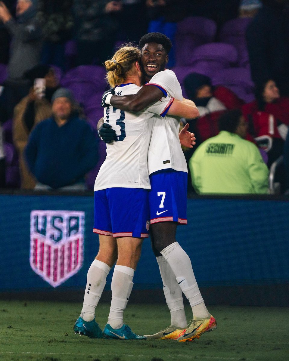 CharlotteFC's tweet photo. For the Crown and their Country 👑🇺🇸 https://t.co/E4mdsfFtP6