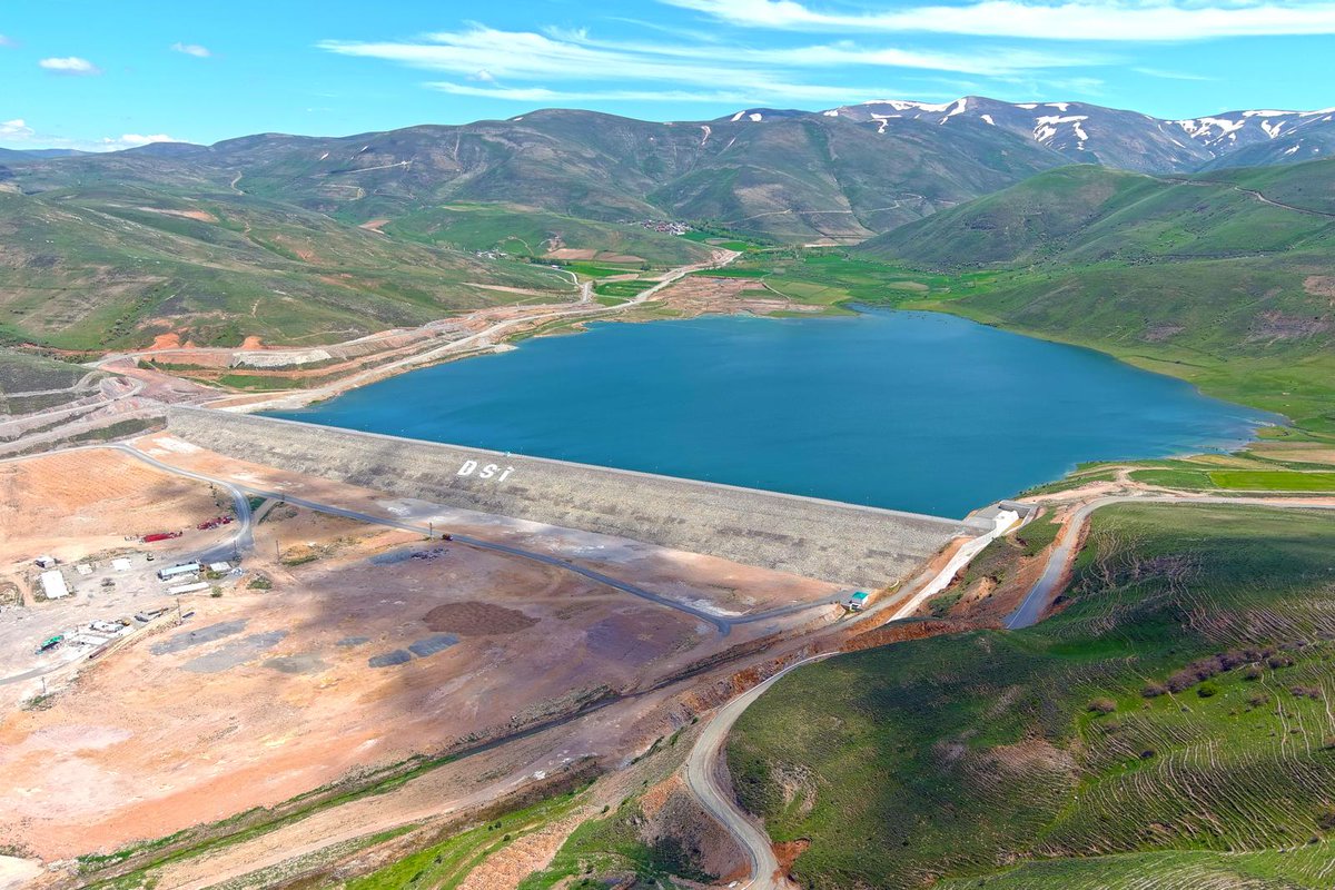 KIYMETLİ HEMŞEHRİLERİMİZE BİR MÜJDE DAHA!

Bayburt'umuza yapılan önemli yatırımlardan biri olan Kırklartepe Barajı ve Sulaması projesi 1,63 Milyar TL maliyetinde olup, 57.700 dekar arazinin sulanmasını imkan sağlayacak, milli ekonomimize yıllık 450 Milyon TL katkı sunacaktır.
