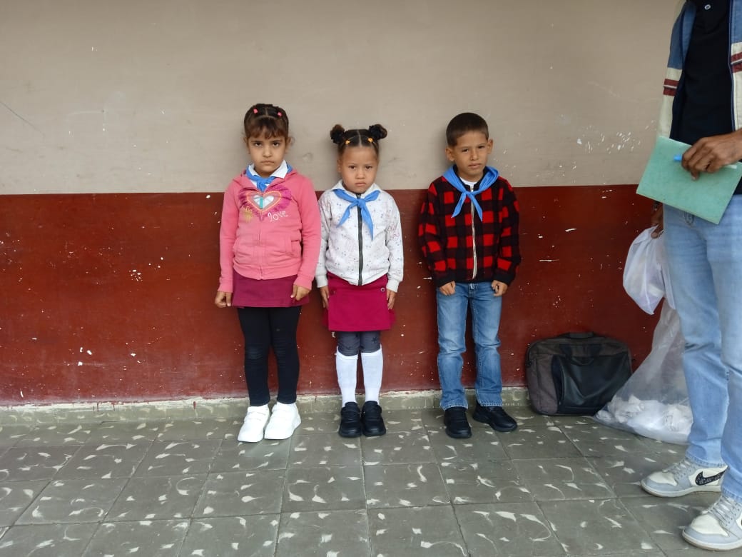 SubASocialFcia's tweet photo. Entrega de calzados a niños vulnerables de la Primaria Fructuoso Rodriguez en el Consejo Popular de Florencia. 
#CubaViveYTrabaja 
#LatirAvileño 
#florenciavacontodo 
#AsistenciaSocialFlorencia. https://t.co/tmRzuy3PGr