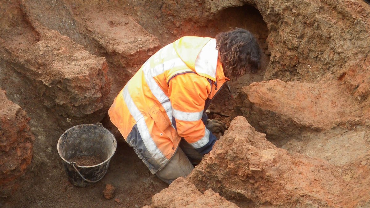 VilledeChartres's tweet photo. ✨ La richesse du sol chartrain s’est encore confirmée en 2024 grâce aux fouilles préventives ou programmées de #CChartres #Archéologie. Plus de 2000 ans d’histoire, ça laisse des traces. 😉 Petite plongée dans le passé ► https://t.co/6JhA5ajvY4 🤿 #Chartres https://t.co/SNqxwwazSE