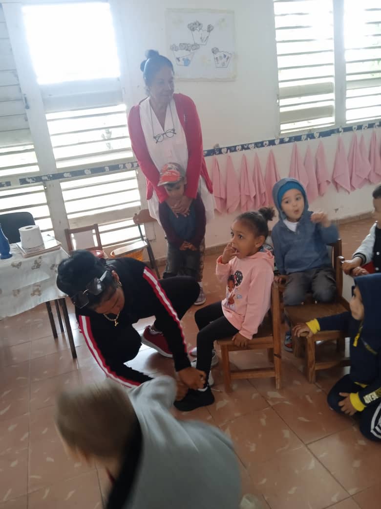 SubASocialFcia's tweet photo. Entrega de calzados a niños vulnerables en el Circulo Infantil Hipolito Delgado en el Consejo Popular Florencia.
#CubaViveYTrabaja 
#LatirAvileño 
#florenciavacontodo 
#AsistenciaSocialFlorencia. https://t.co/1c00GGRa3n