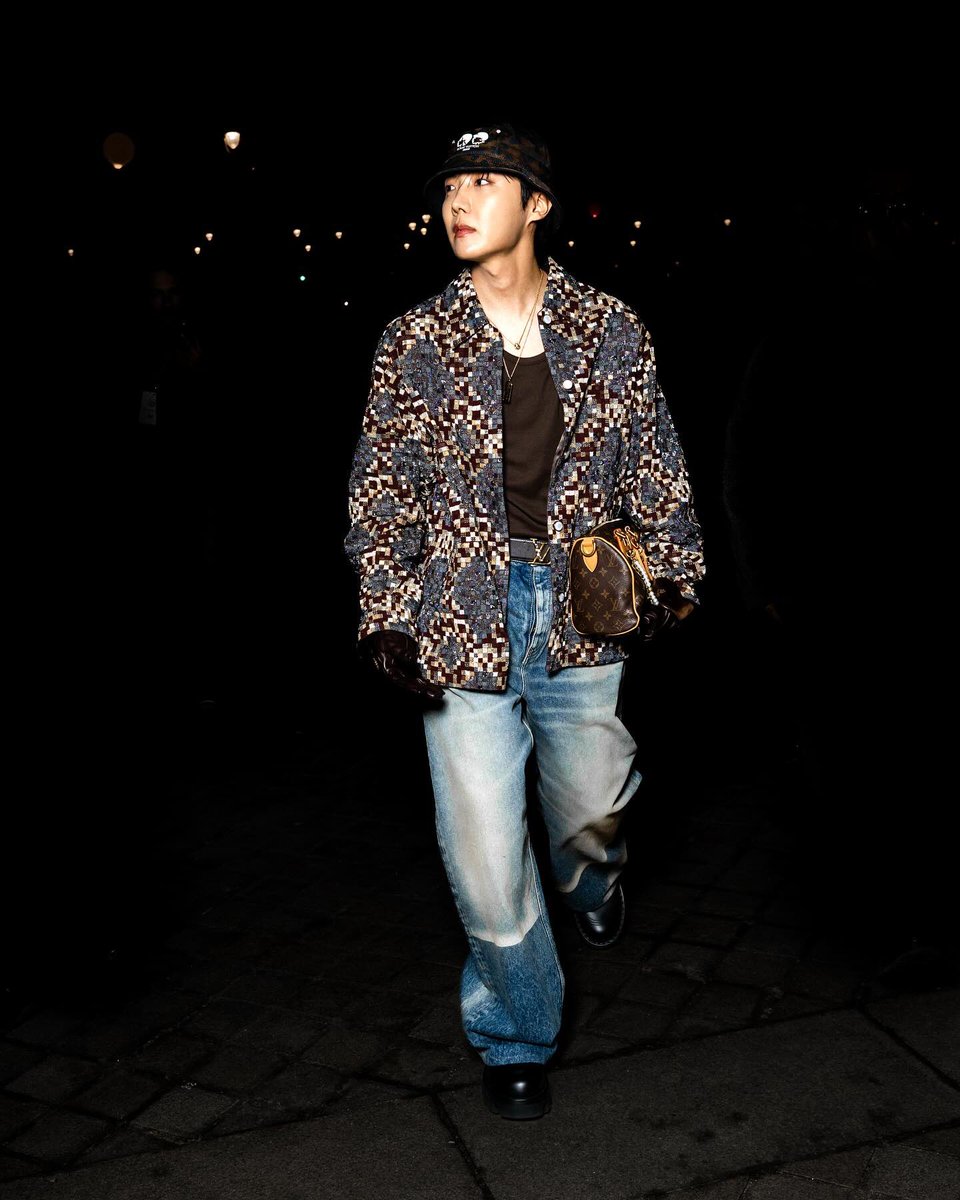 JhopeNews_'s tweet photo. @LouisVuitton GLOBAL FASHION ICON J-HOPE
J-HOPE AT LV FASHION SHOW
#jhopexLouisVuitton 
#LouisVuitton #LVMenFW25 
#jhope #제이홉 https://t.co/cnnzvNWyyv