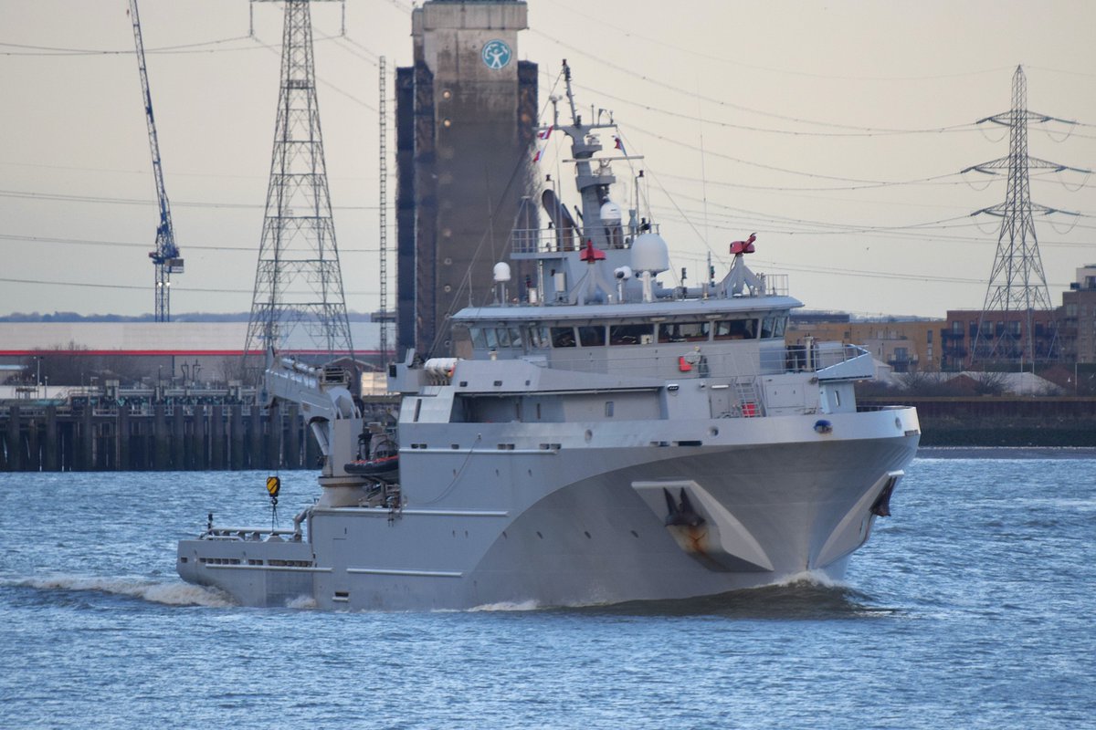 AJBC_1's tweet image. Paying a return visit to #London the 🇫🇷
@MarineNationale Loire-class vessel FS GARONNE - a Metropolitan Support and Assistance Ship (BSAM) - will be mooring alongside #HMSBelfast near Tower Bridge until next Tuesday morning.

#dlr_blog 
#FSGARONNE #BSAM #SupportVessel #OPV