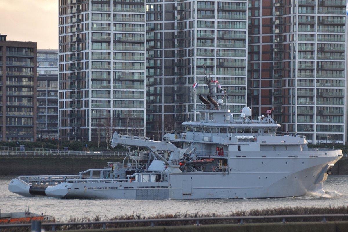 AJBC_1's tweet image. Paying a return visit to #London the 🇫🇷
@MarineNationale Loire-class vessel FS GARONNE - a Metropolitan Support and Assistance Ship (BSAM) - will be mooring alongside #HMSBelfast near Tower Bridge until next Tuesday morning.

#dlr_blog 
#FSGARONNE #BSAM #SupportVessel #OPV