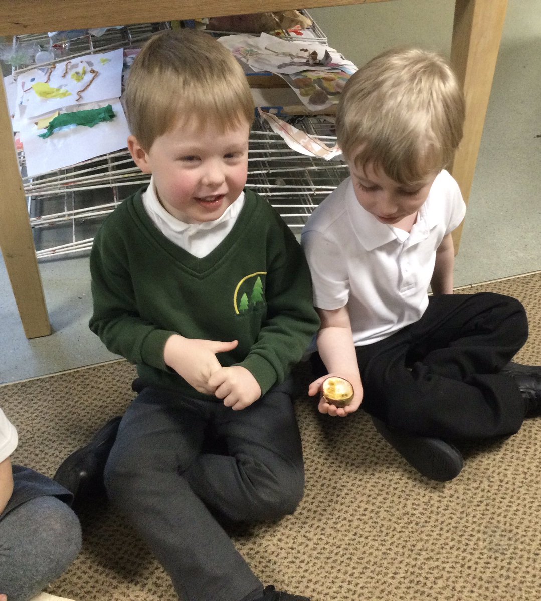 firsprimarysale's tweet image. #RecAsh Today, as part of our topic on Africa we listened to the story of Handa’s Surprise and then explored the fruit from the story. We were surprised at what was inside some of them; the colour of the mango, the juicy seeds in the passion fruit and the stones inside.