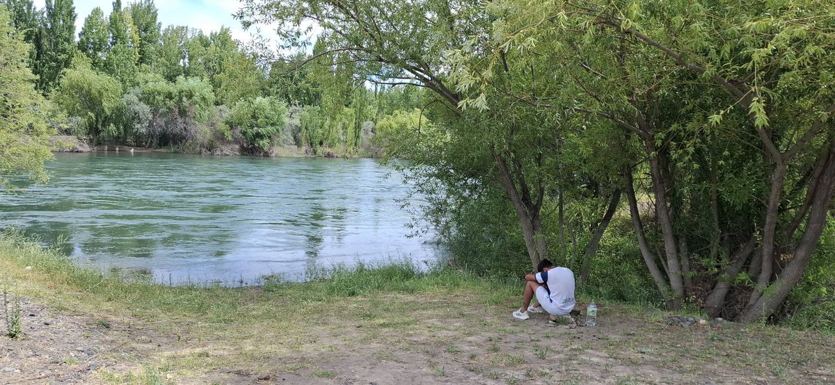 PaMiguelangelpa's tweet photo. Buscan a un hombre (45) en el río Neuquén. Intentó cruzarlo pero no lo logró. Le avisaron que del otro lado había trabajo. Su hijo Javier le dijo "no cruces, y no me hizo caso." Son de Entre Ríos y vinieron para la cosecha. Prefectura y bomberos en el lugar. (info @danilujang ) https://t.co/5OSICp3qQk