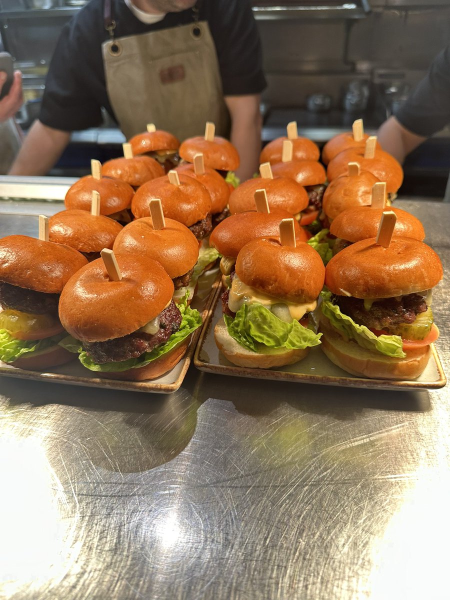 Our juicy Beef and (Plant VG) slider platters to accompany your drinks Reservation perhaps ? 

One of the many platter dishes we provide to cater for your parties, available upon booking request and for walk ins :) 

#food #goodfood #burger #burgers #gastropub #pub #london