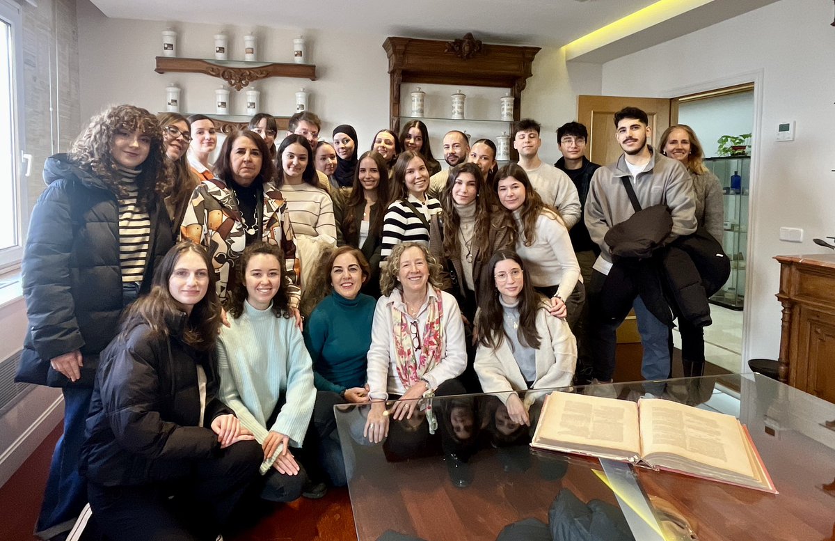 Hoy hemos recibido a los alumnos de <a href="/FarmaciaUrjc/">Farmacia URJC</a> para acercarles la labor del Colegio y el impacto de nuestra profesión en la sociedad. Ha sido un placer compartir conocimiento y reforzar el compromiso con el futuro de la #farmacia.
