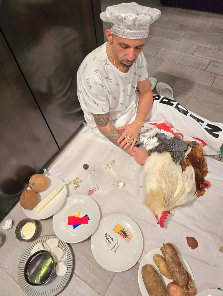 Hoy es mi Cumpleaños de Santo y estoy comenzando el día haciéndome Ebó de Estera. Con la bendición de mis Mayores que nunca me a faltado y de Yemayá que de ella nací triple, mi madrina, oyugbona, y pinaldo, los 3 tienen hecho Yemayá. Dr. Obá Oriaté David Alá Aggayú