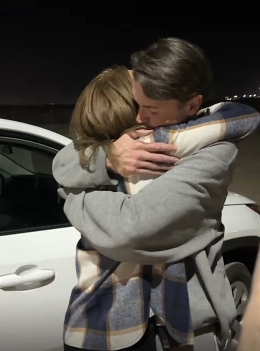 Free_Ross's tweet image. Thanks to @realDonaldTrump's pardon, Ross got to hug his wife, mom, dad & sister outside the walls of prison. The past 36 hours have been a complete whirlwind and we keep pinching ourselves to make sure we're not dreaming.
So much gratitude, love, and hope for what's to come.…