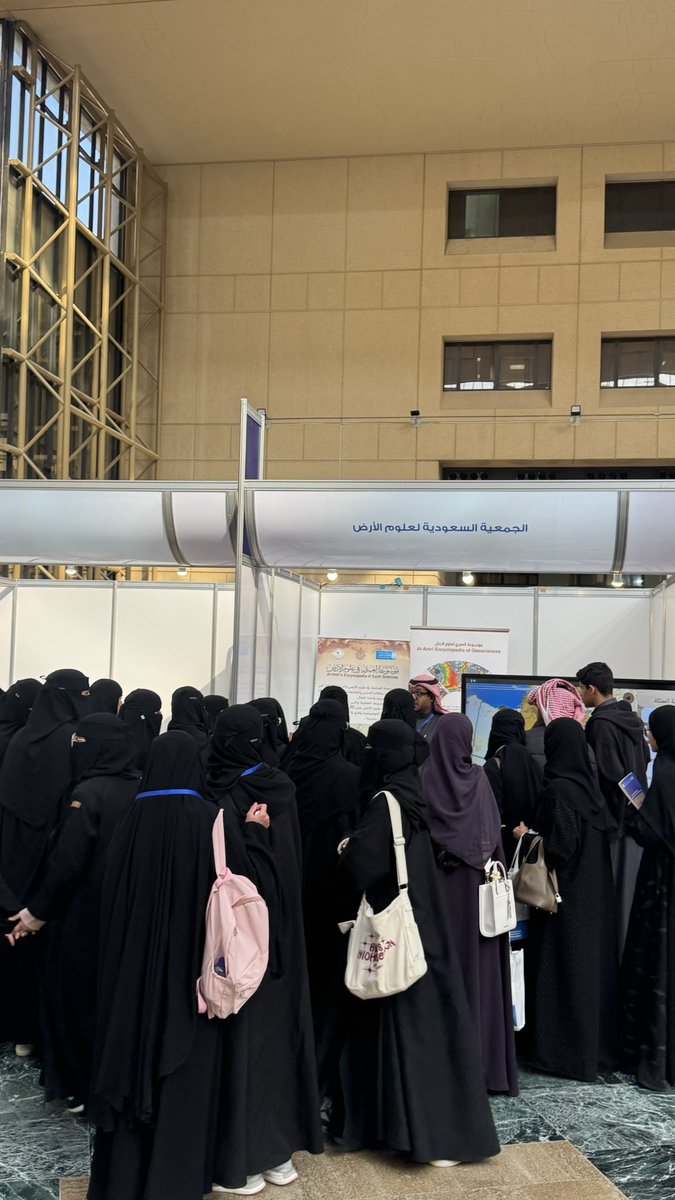 جانب من زوار معرض الجمعية خلال فعاليات

 #ملتقى_الجمعيات_العلمية_العاشر