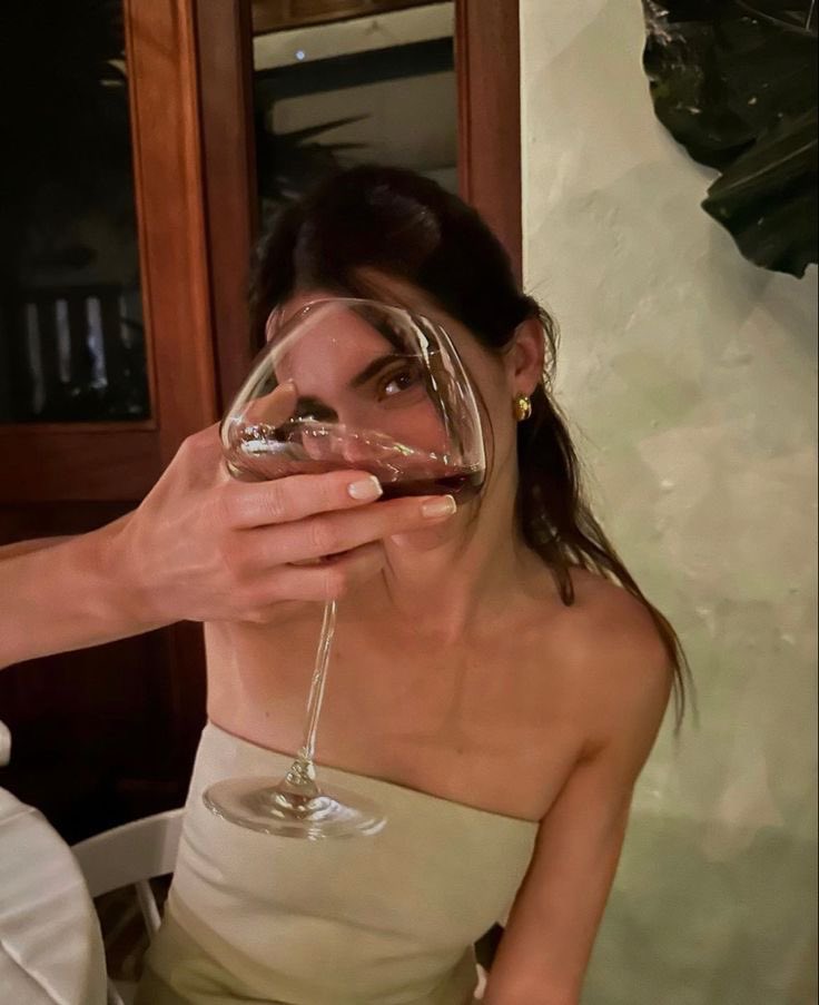 elordior's tweet photo. kendall jenner wine lover https://t.co/gMfbBHig3O