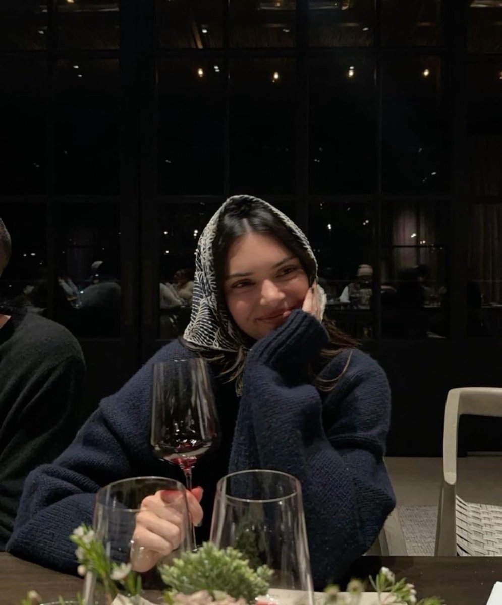 elordior's tweet photo. kendall jenner wine lover https://t.co/gMfbBHig3O