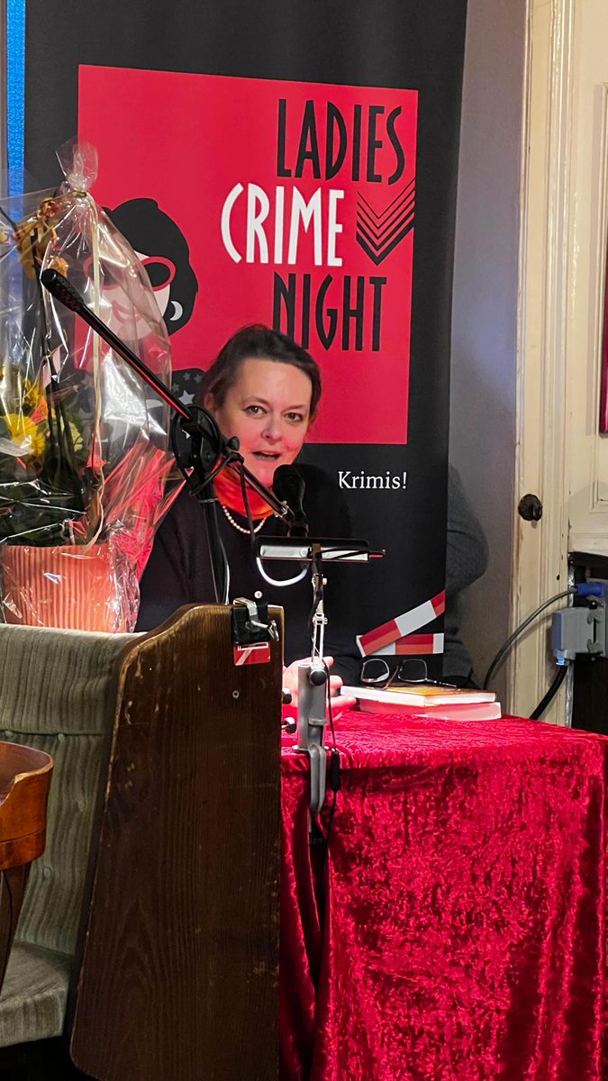 ChNeumeyer's tweet photo. Wenn #MSchwestern mit mordsmäßig guten Texten vorlesen, gibt's was zu feiern. Danke an #SabinaNaber und #SabineMarx für die sensationelle Geburtstags #LadiesCrimeNight für eure Oberschwester ❤️🥂 im #GschamsterDiener in #Wien #Lesung #Kultur #Krimi #LCN https://t.co/haIf1DYFnO