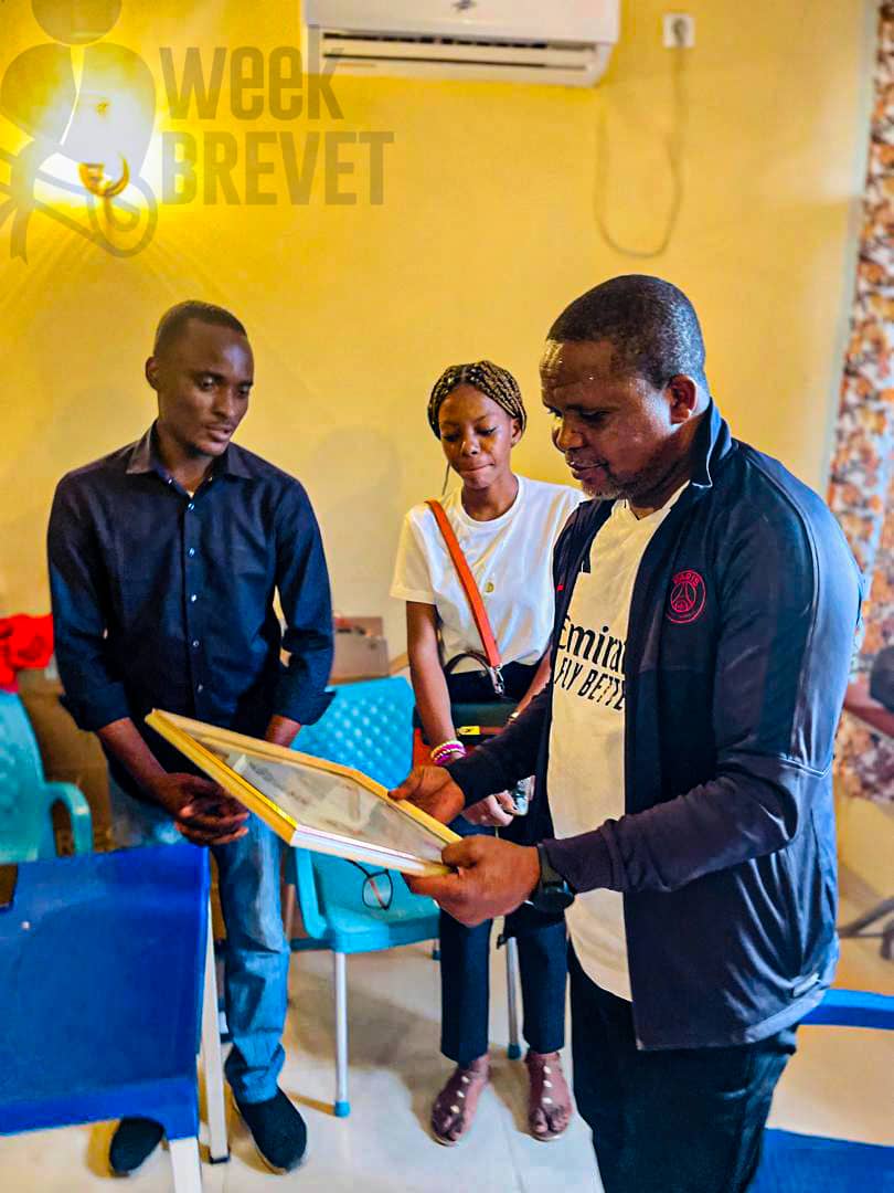 Quedisent's tweet photo. Premier Nominé du Projet Week Brevet 2024 
Nous sommes fiers d’annoncer que Monsieur #Degaul #MULIMO est le premier nominé pour le Brevet d’Honneur du projet Week Brevet ! Reconnu pour son engagement exceptionnel et son impact positif sur la jeunesse. https://t.co/Uw20kKf10O