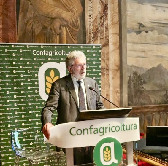 ClusterCLAN's tweet photo. Il Cluster Agrifood Nazionale alla presentazione del Forum 2050 presso Sala Serpieri di Palazzo della Valle, sarà tra i protagonisti del progetto europeo Agrifood Skills, che prenderà il via domani. Nella foto, Daniele Rossi delegato R&amp;I Confagricoltura Vicepresidente Cluster. https://t.co/WWSIvZ4WkP