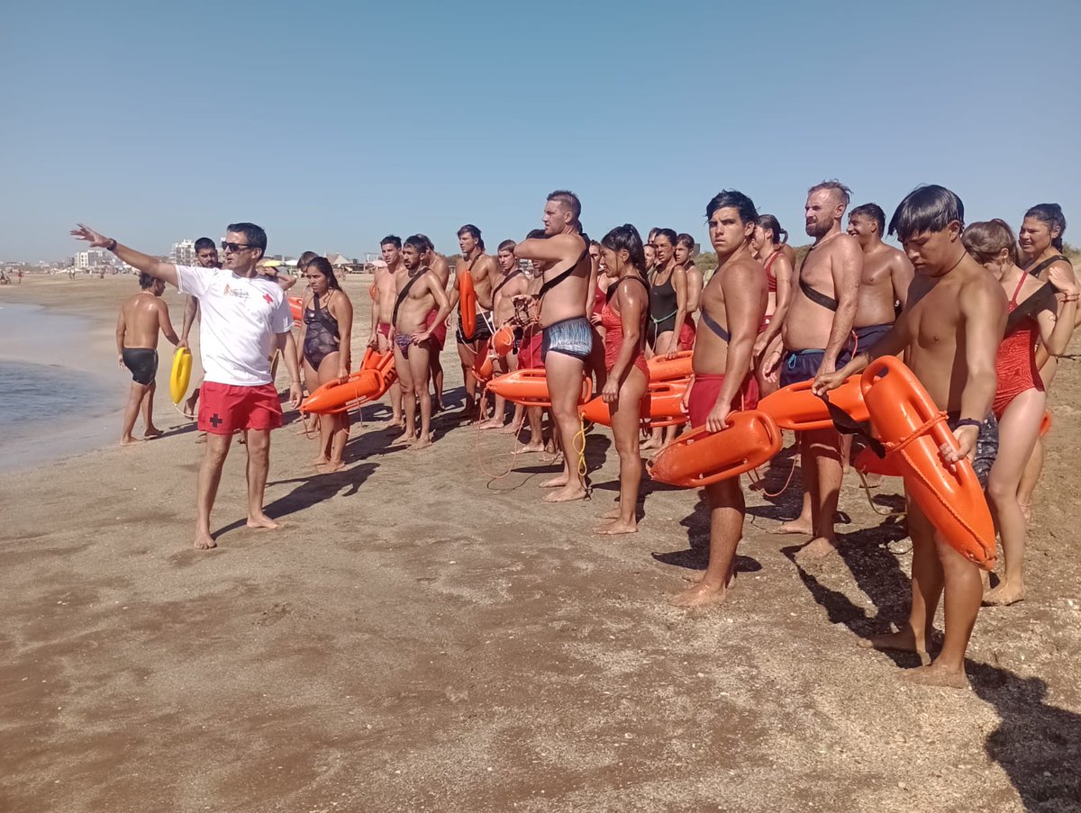 Leot14's tweet photo. En📍 #Pinamar, acompañamos a la Escuela de Guardavidas del CEF 32 de #Ayacucho en sus prácticas Profesionalizantes.
La PBA💙, Garantiza el Derecho a Formación Permanente Y Gratuita.
➡️Educación Pública Siempre❤️.
#BuenoBonitoYBonaerense
@Kicillofok @AlbertoSileoni @pablourquizaok https://t.co/oNFyZ6hShz