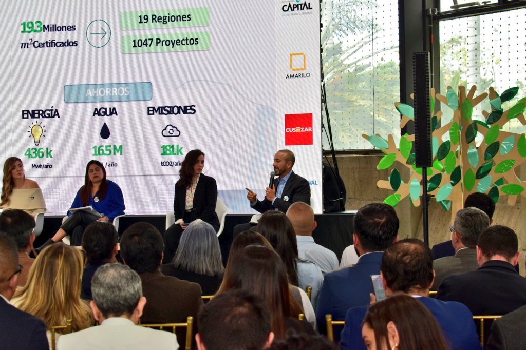 CAMACOLBOGOTA's tweet photo. #ParticipaciónGremial
Junto con empresarios del sector, acompañamos al @FNAahorro en el lanzamiento del Crédito Constructor Verde. Una línea de trabajo fundamental para la materialización de los proyectos.
#CamacolVerde
#CréditoVerde
#ConstrucciónSostenible https://t.co/ER9xW83zaa