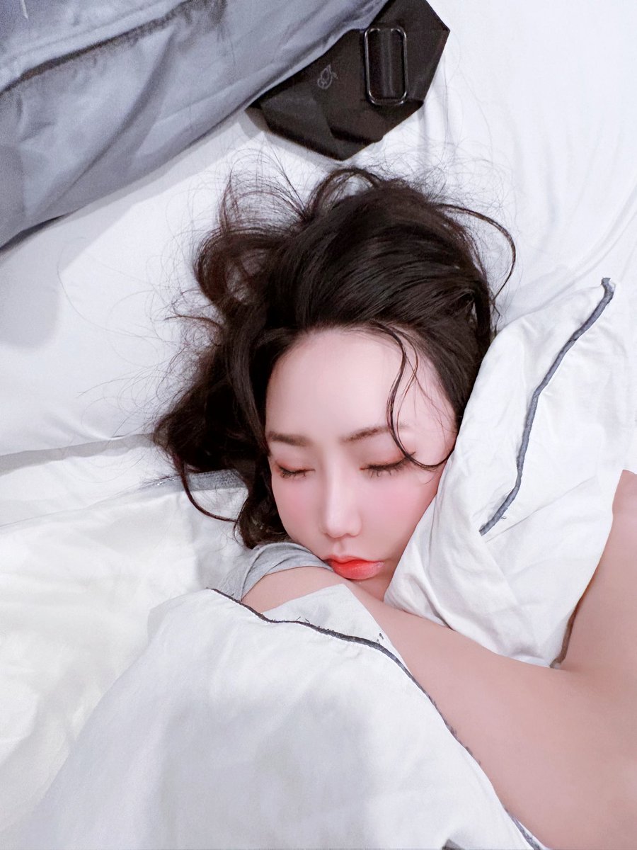 IserserAriel's tweet photo. Wanna wake up with me by your side? 🤭 https://t.co/HaWz7Hb1gQ