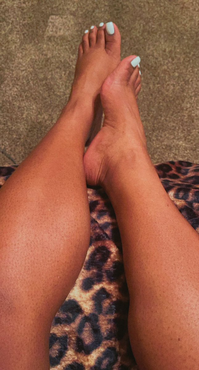 TastySlut4U's tweet photo. Pretty legs. Pretty #Feet and Beautiful #Toes https://t.co/AC5FlmiyUl