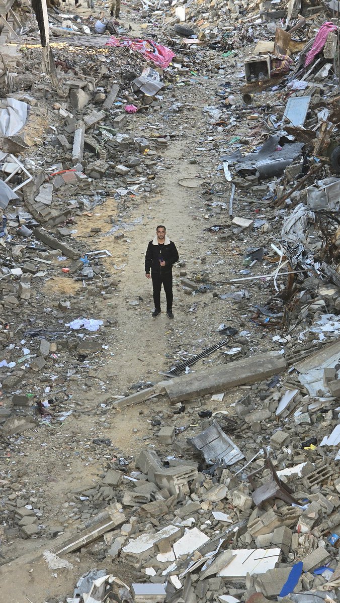 أقف هنا تحديدًا في نفس المكان الذي تمَّّ فيه اعتقال الدكتور حسام أبو صفية من قِبل قوات الاحتلال الإسرائيلي 
أقف هنا أذكّركم بالدكتور حُسام بطلُنا الذي بقي ثابتًا على رأس عمله لم يخذل شعبه يومًا 
لا تنسوا الدكتور حسام أبو صفية