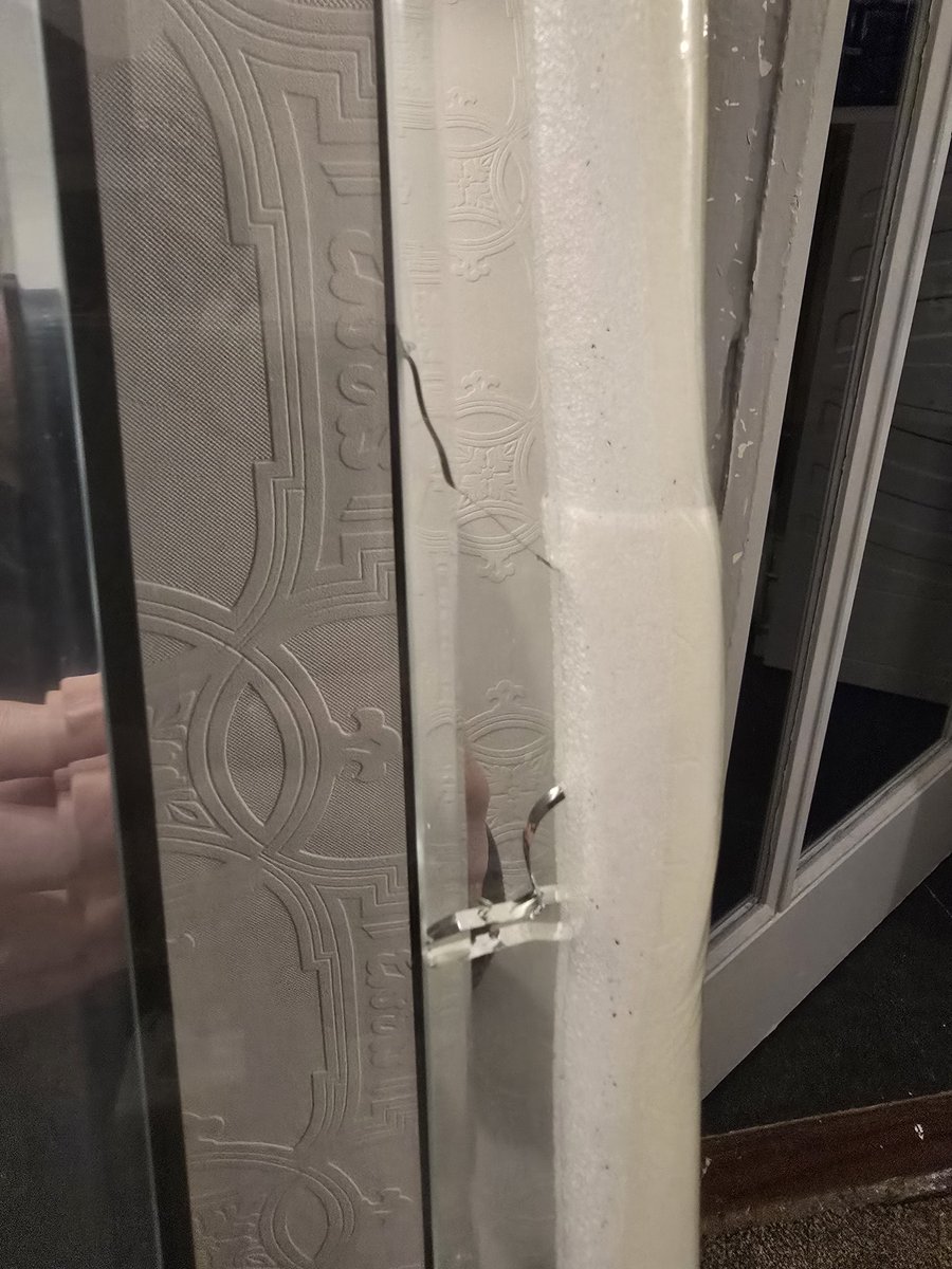 SecretOldGamer's tweet photo. @TheRangeUK my advice is to avoid the range delivery. First, my gloss is delivered empty inside the box, and now a mirror arrives cracked that cost £39.99 and they sent the email attached 🤣 offered £14.99???? I asked for a replacement  #scam https://t.co/2pNRgFMExT