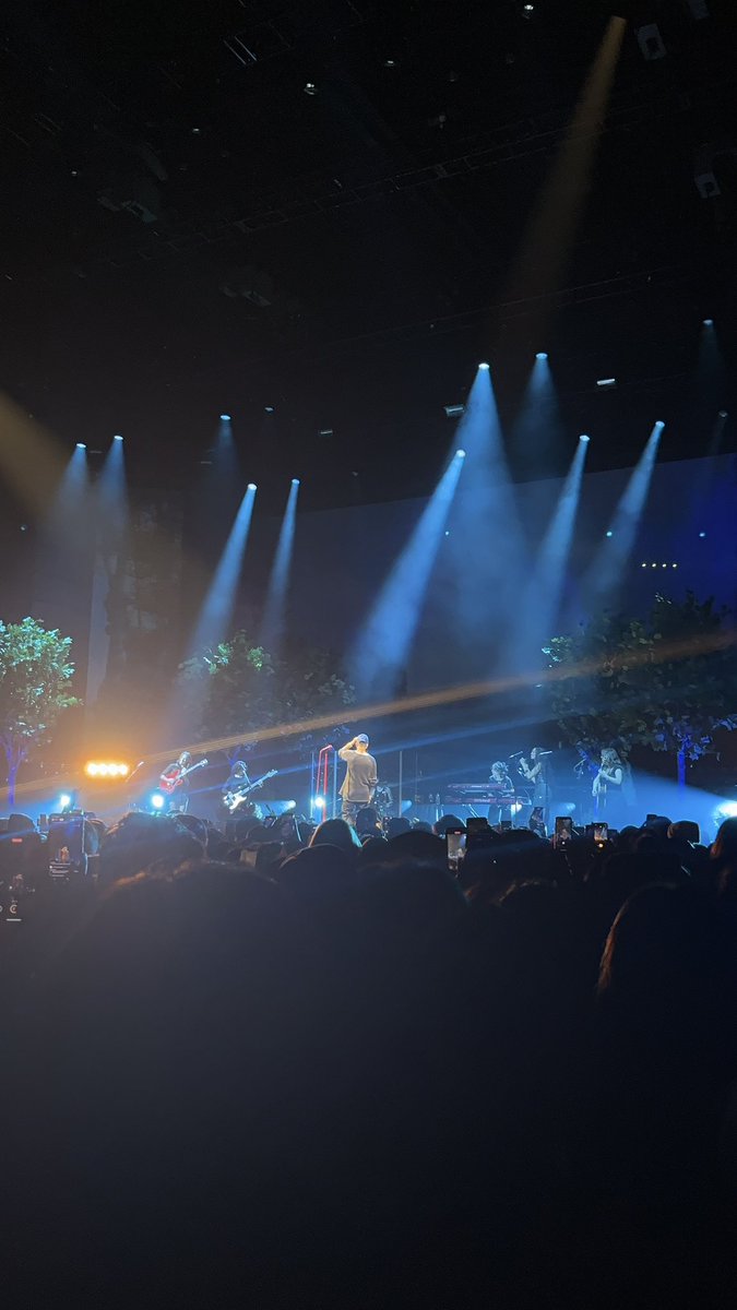 savvbowiee's tweet photo. @clownfor5lads i had GA for DC night 1 and got into line about 5:30pm and this was my view https://t.co/WZ061Sh1p4