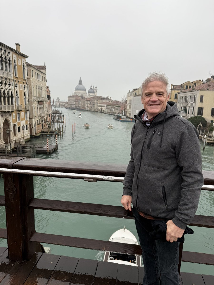 My daughter Brittany was over here years ago when she interned in Milan Italy for fashion merchandising.
This was the exact place she stood 😁❤️💯