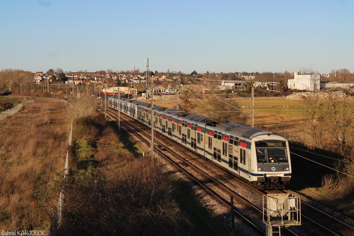 GabrielVk9's tweet photo. [#jeudiphoto]

Une UM Mi2N Mixte assurant un train entre Cergy et Boissy 🛤️

#photosncf #sncf #train #acheres #paris #trainspotting #france #mi2n  #canon #canon2000d #winter   @RER_A https://t.co/c6sZr74B2k