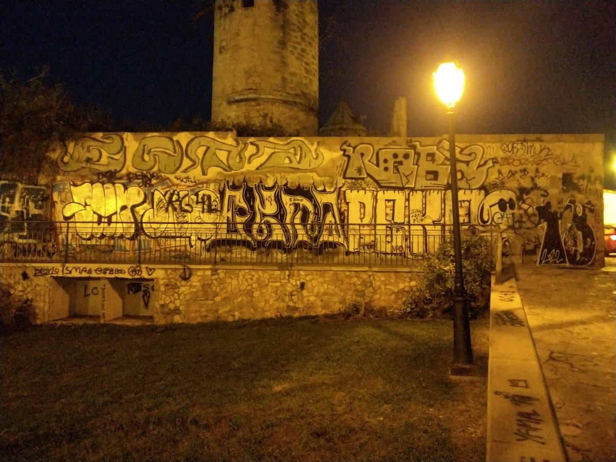 VeinsBarri's tweet photo. Bona feina @EMAYA_Palma @LlorensBauzadek netejant les pintades vandàliques del Jonquet. @OscarFidalgoB https://t.co/0BXpmxfISA