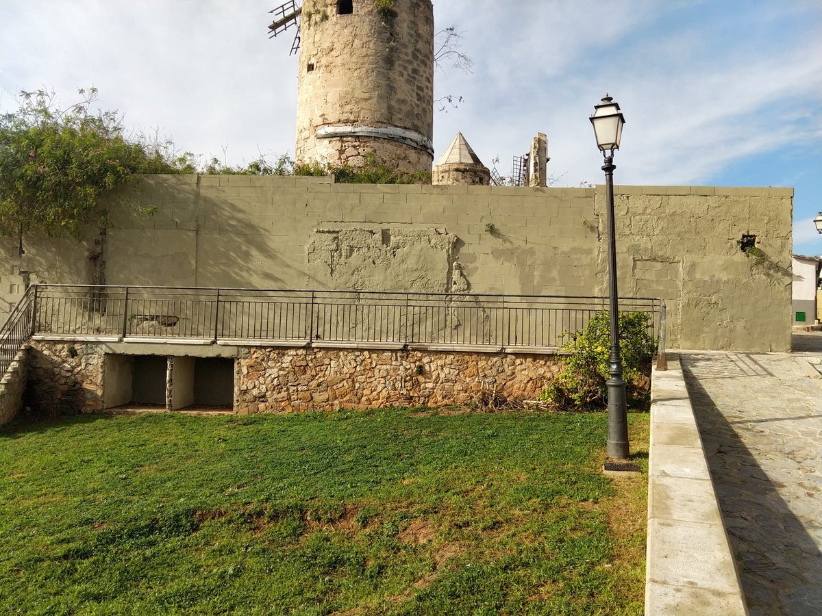 VeinsBarri's tweet photo. Bona feina @EMAYA_Palma @LlorensBauzadek netejant les pintades vandàliques del Jonquet. @OscarFidalgoB https://t.co/0BXpmxfISA