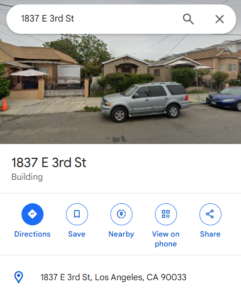 Nando2201's tweet photo. @NoContextHumans Did she paint her house tan to hide? 
Or is this an old picture? https://t.co/n2veZBHZ69