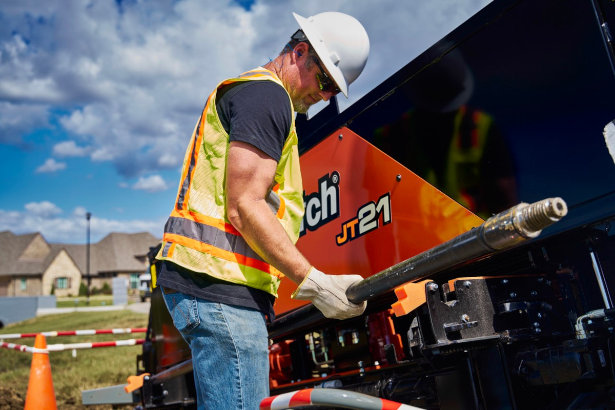 TrenchlessTech's tweet image. ICYMI: After more than three years in development @ditchwitch unveiled the new JT21 horizontal directional drill, the much-anticipated update to the company's flagship JT20 drill. #trenchlesstechnology #hdd #directionaldrilling #innovation #fiber trenchlesstechnology.com/ditch-witch-un…