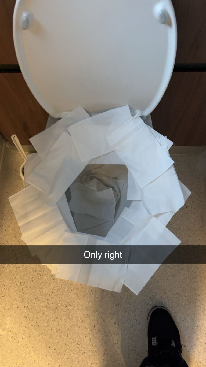 LanzElric_'s tweet image. #NotThatHard