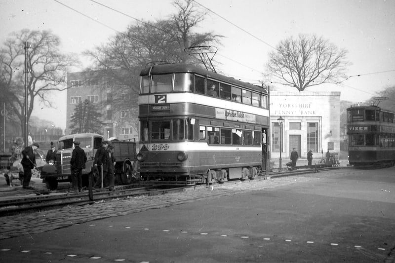 LeedsLife_'s tweet photo. Can you guess where in Leeds these snapshots were taken back in the 1940s? 🕰️✨️
Photos by https://t.co/wnCzFgaDd0
#Leeds #visitleeds #loveleeds #thisisleeds #chapelallerton #leedshistory #oldleeds #throwbackthursday https://t.co/b8kSxQGaJ9