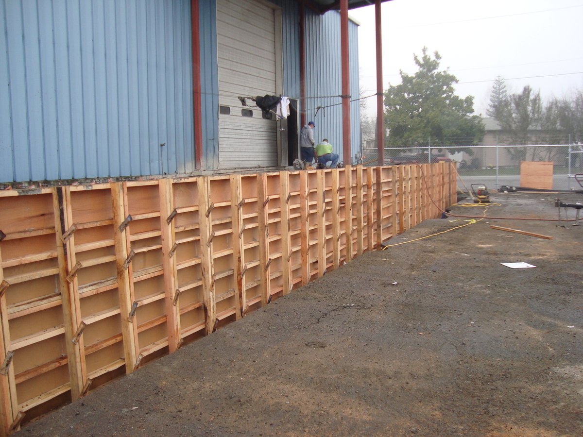 chambersconstr's tweet image. In 2009, Chambers completed the addition and renovation of a Pepsi facility in Winston, Oregon. It involved a 5,500 SF addition for office space, a warehouse renovation, added loading dock space, and significant site work! #GoChambers #Construction #ThrowbackThursday