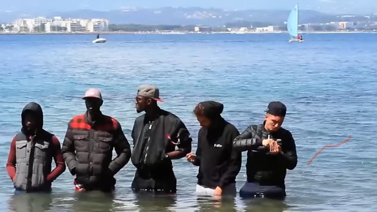 Mvnsa92's tweet photo. "Gngngn comment tu fais à la plage" voilà comment je fais https://t.co/dL7g4qghPF