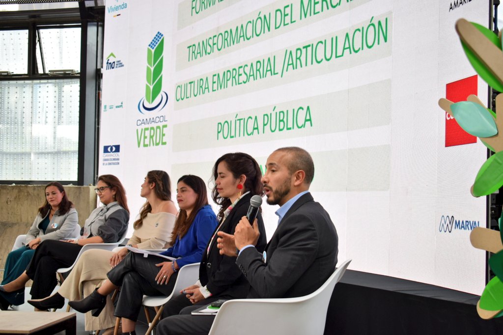 CAMACOLBOGOTA's tweet photo. #ParticipaciónGremial/
Gerente de #CamacolBYC, @Ejchirivi, en el lanzamiento del Crédito Constructor Verde del @FNAahorro, expuso los avances e iniciativas que se adelantan bajo la estrategia #CamacolVerde para contribuir a la #sostenibilidad del país.
#CréditoVerde
#ConstrucciónSostenible